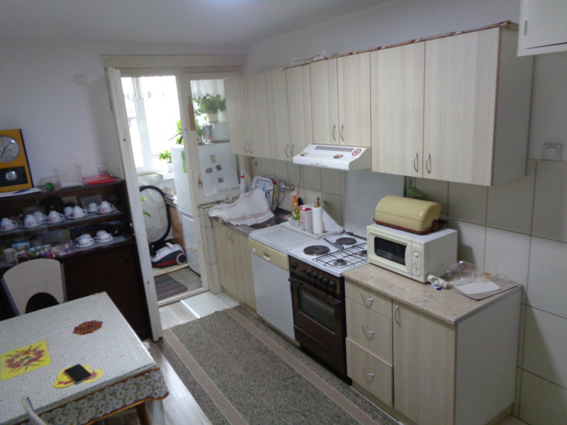 Nekretnine - Stanovi i apartmani - Izdajem stan