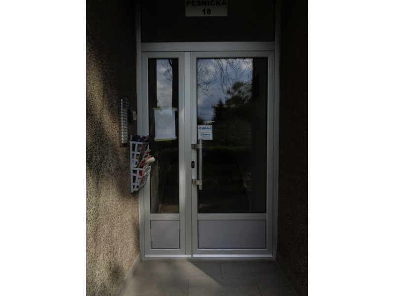 Nekretnine - Stanovi i apartmani - Izdajem stan